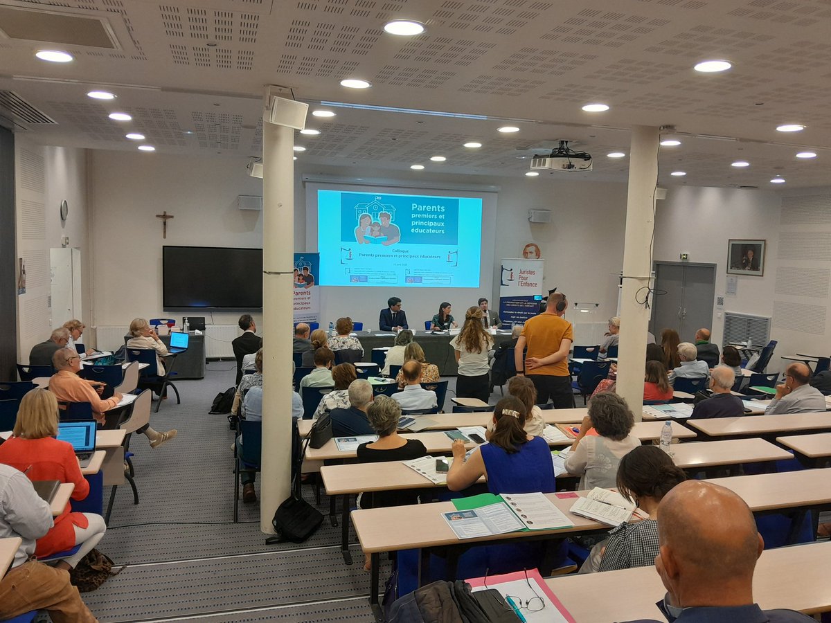 Temps d'échange lors du colloque organisé par <a href="/JuristePLE/">JuristespourEnfance</a> sur le thème de "Parents, premiers et principaux éducateurs".