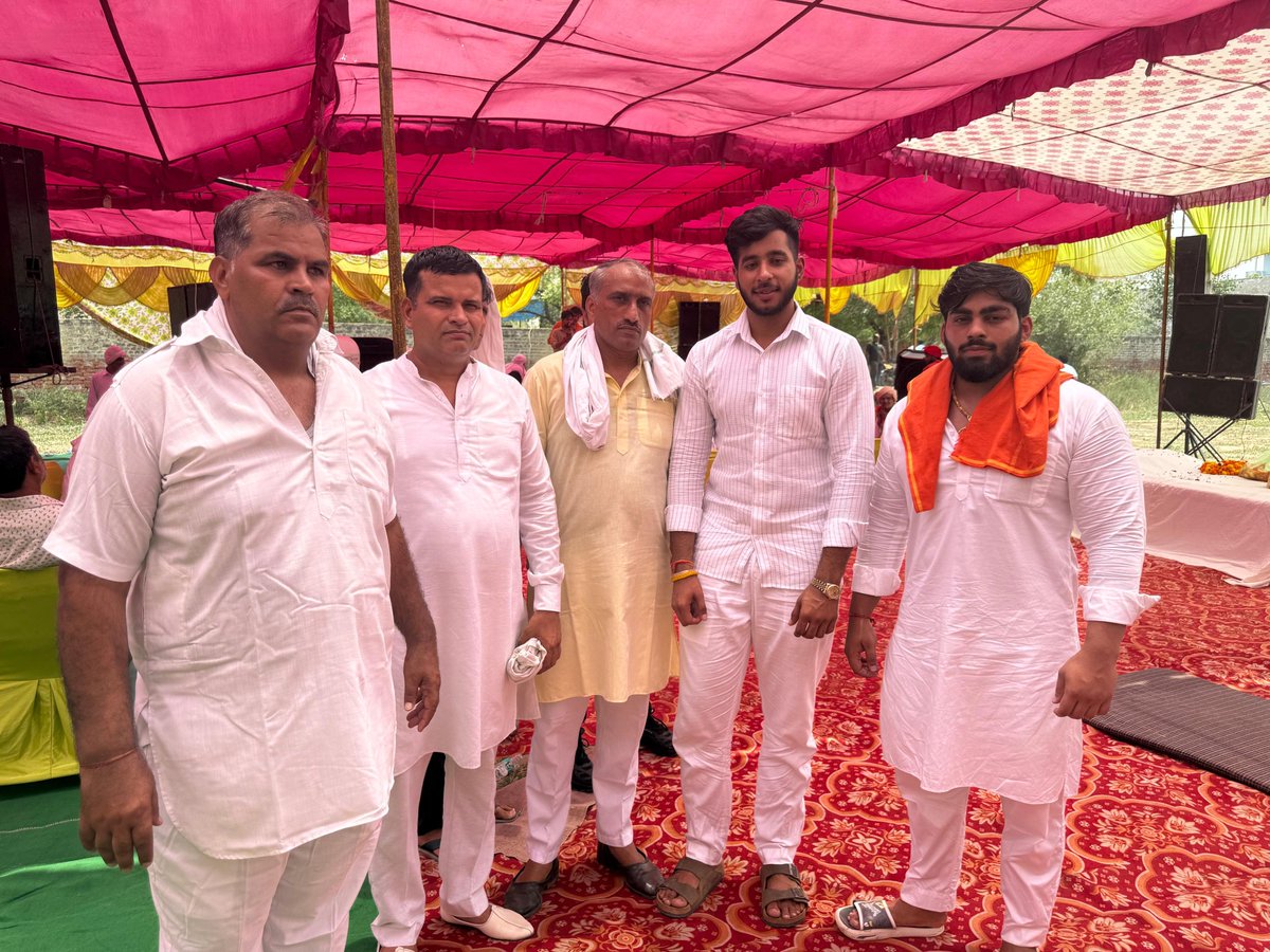 NeelamS_BJP's tweet image. 📍समसपुर गांव में कौस्तुभ नीलम कृष्ण पहलवान ने आयोजित गोरखनाथ जी के भंडारे में सहभागिता कर श्रद्धालुओं से आशीर्वाद प्राप्त किया।

साधना और सेवा के इस आयोजन में सभी भक्तों संग प्रसाद ग्रहण किया।

#भंडारा #गोरखनाथ #DevotionAndFaith 
#PublicConnect