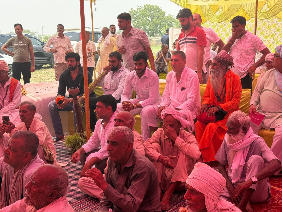 NeelamS_BJP's tweet image. 📍समसपुर गांव में कौस्तुभ नीलम कृष्ण पहलवान ने आयोजित गोरखनाथ जी के भंडारे में सहभागिता कर श्रद्धालुओं से आशीर्वाद प्राप्त किया।

साधना और सेवा के इस आयोजन में सभी भक्तों संग प्रसाद ग्रहण किया।

#भंडारा #गोरखनाथ #DevotionAndFaith 
#PublicConnect