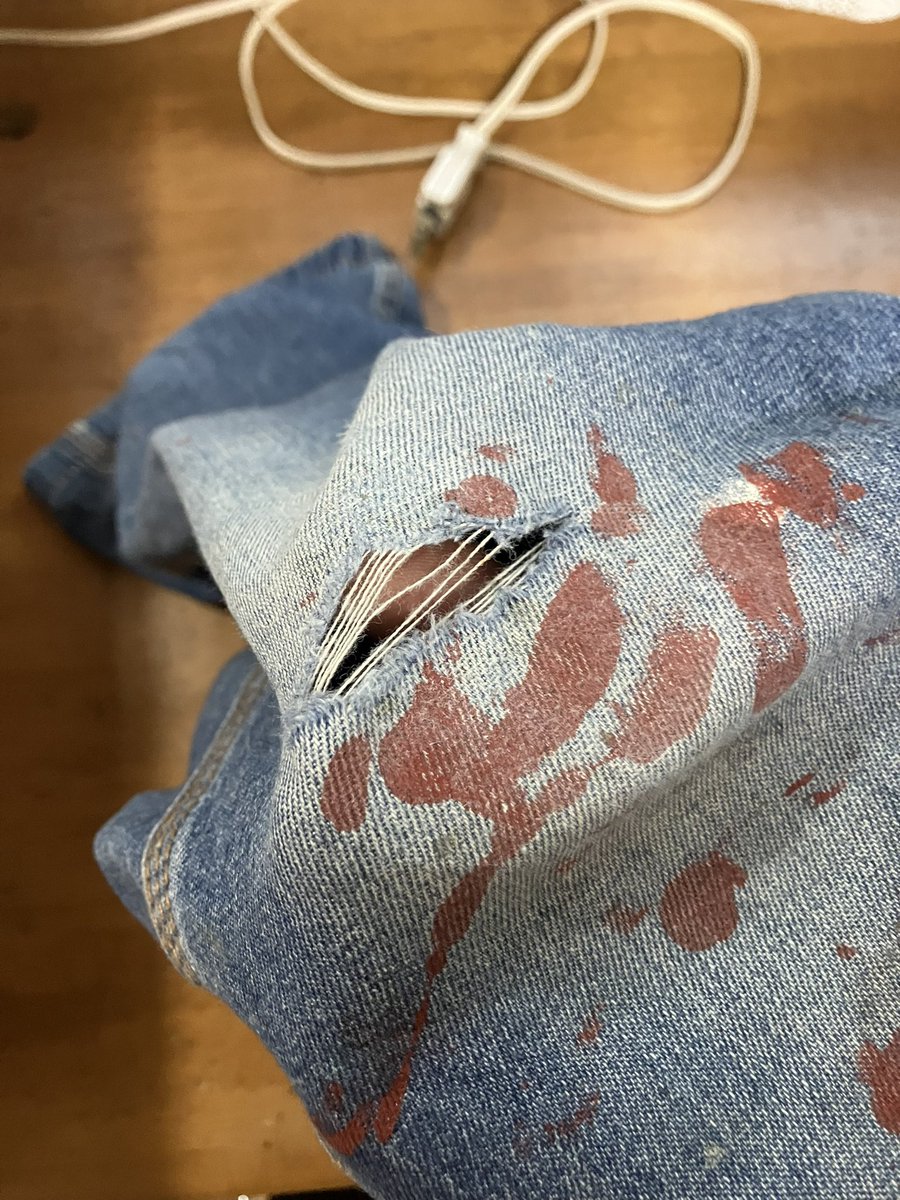 ペンキだらけだけど作業着も意外と高いから😅修理