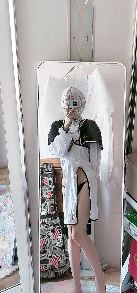 那天去成都找神父，神父突然跪了下来，我和他说......
“莫吸哥鸡肉卷儿”
#男娘