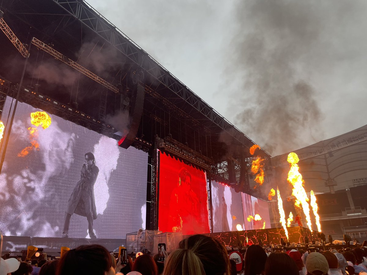 JM951013_0613's tweet photo. 제이홉 콘서트 시작부터 
폭죽이며 🎇 특수효과 🔥따윈 아끼지 않는다
그라운드 개더움 ㅋㅋㅋㅋㅋㅋㅋ
진짜 체조는 무대가 너무 작았다 ,, 스타디움에서 해야하는게 맞다 ㅠㅠㅠㅠㅠㅠㅠ https://t.co/ePOwhFjfTg