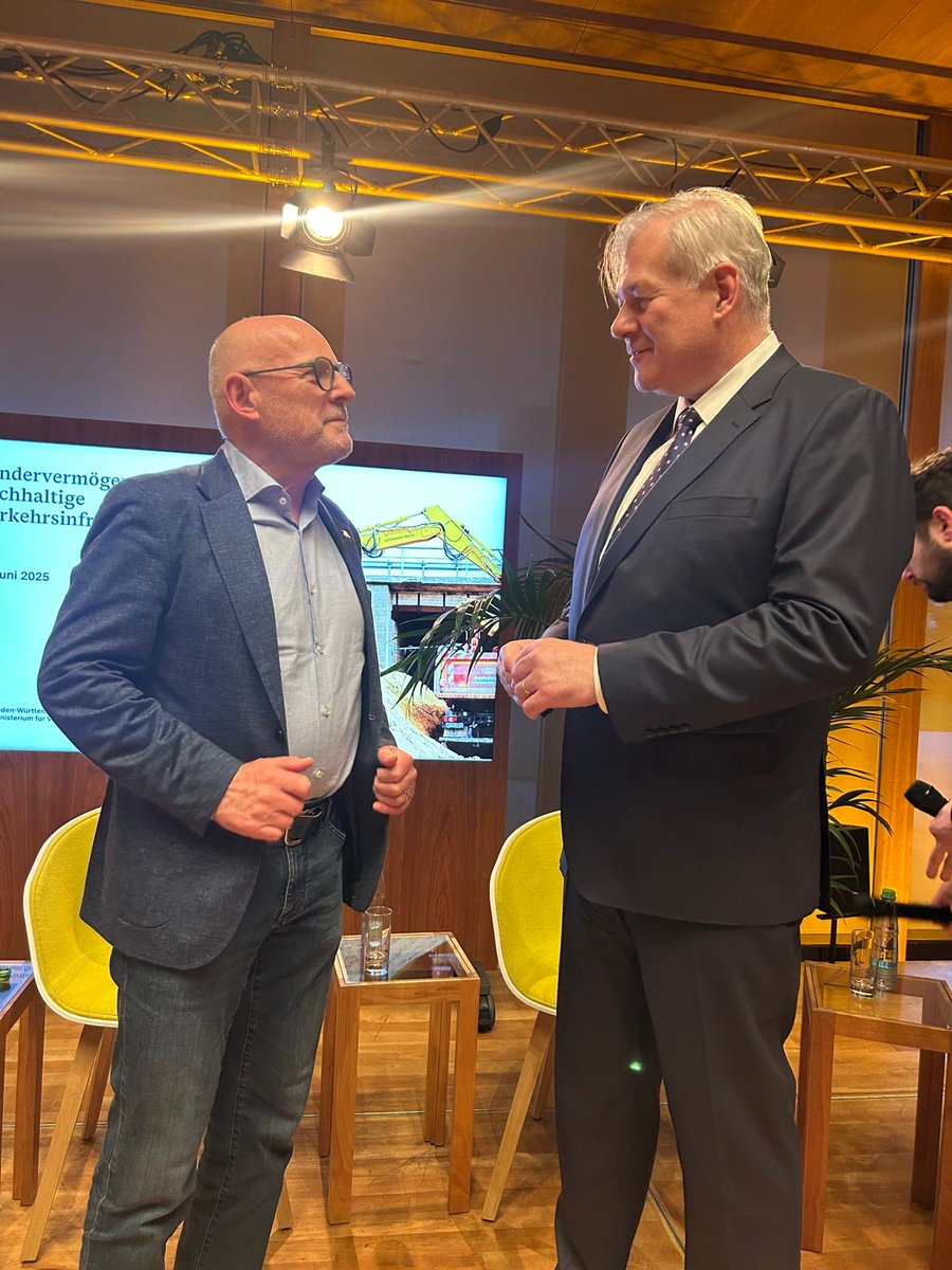 Milliarden für unsere #Infrastruktur – aber wie sinnvoll umsetzen? Wichtig ist jetzt: Prioritäten setzen, Vergabe vereinfachen, Mittel zusätzlich bereitstellen. So der Appell von #BAUINDUSTRIE-Vizepräsident Tim Lorenz auf einer Podiumsdiskussion in Berlin.