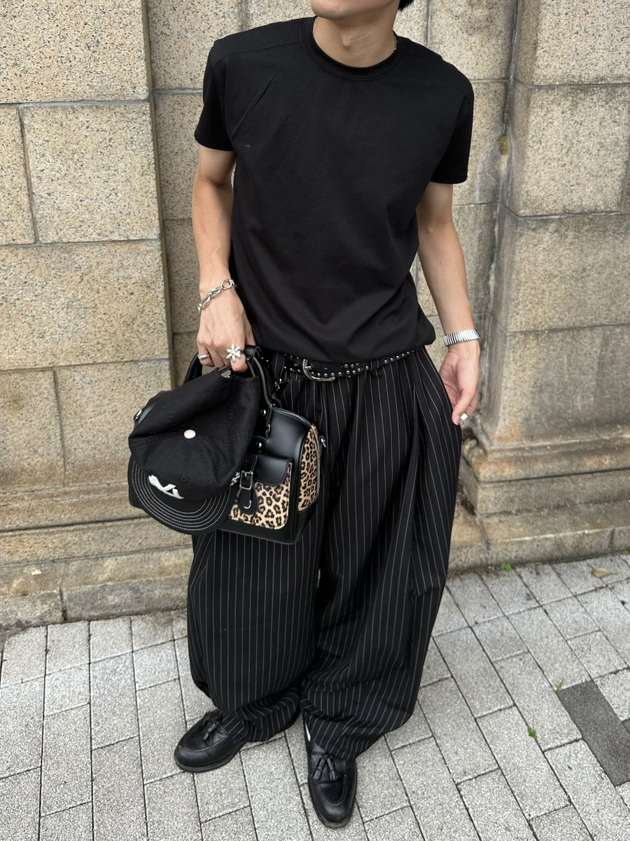 32_maaaash's tweet photo. 黒Tシャツ1枚だけでお洒落に完結するのはやっぱりストライプパンツ https://t.co/SplyCzHOQB