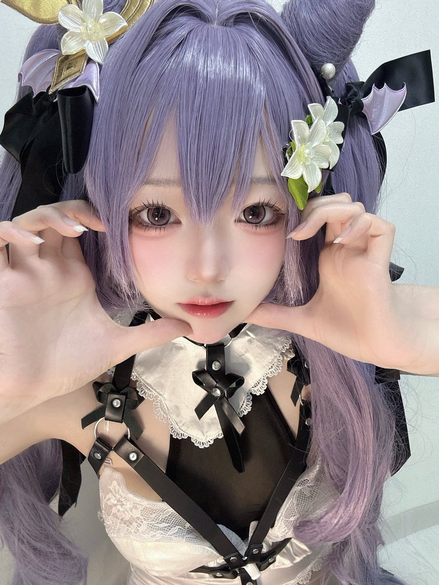 nyangneow's tweet image. 顔が手ハートに閉じ込められた