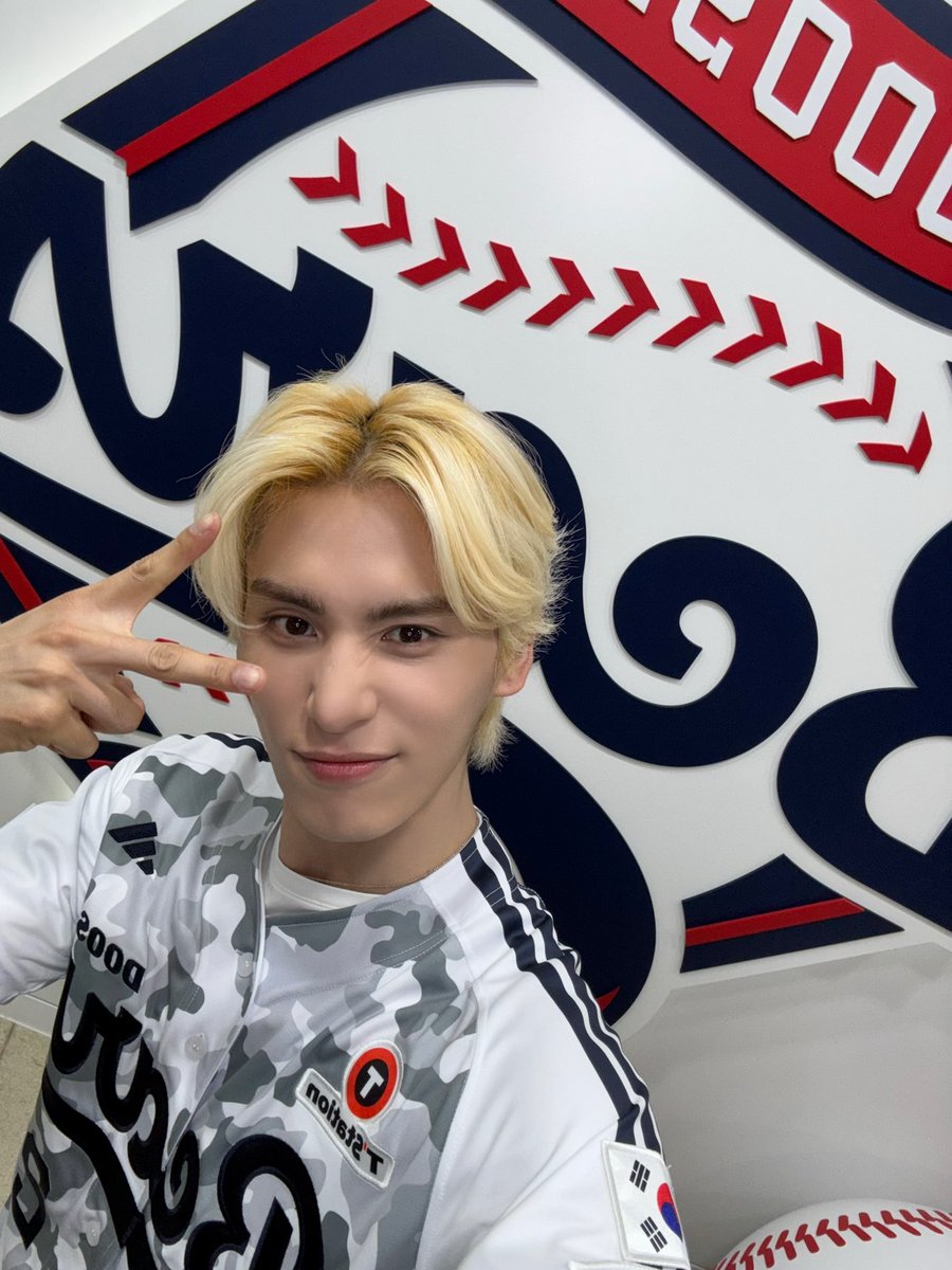 SF9official's tweet image. 오늘 초대해 주신 두산베어스! 정말 감사합니다
날씨가 궂은 탓에 경기하지 못했지만 다음에는 좋은 날씨와 함께 시구하는 모습 꼭 보여줄게요!
오늘 와준 타지들 조심히 잘 들어가고 또 만나요!
#SF9 #YOOTAEYANG