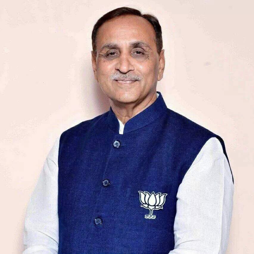 Nitinbhai_Patel's tweet image. 🙏ૐ શાંતિ 🙏

મારા પરમ સ્નેહી તથા મારા માર્ગદર્શક ગુજરાતના પૂર્વ મુખ્યમંત્રી સ્વ.વિજયભાઇ રૂપાણીનું અમદાવાદના વિમાન અકસ્માતમાં દુ:ખદ અવસાન થયેલ છે. 

સ્વ. વિજયભાઇ રૂપાણીના ધર્મ પત્નિ અંજલીબેન અને એમના પારિવારને આ આઘાત અને આપત્તિને સહન કરવાની પ્રભુ શક્તિ આપે તેવી પ્રાર્થના.