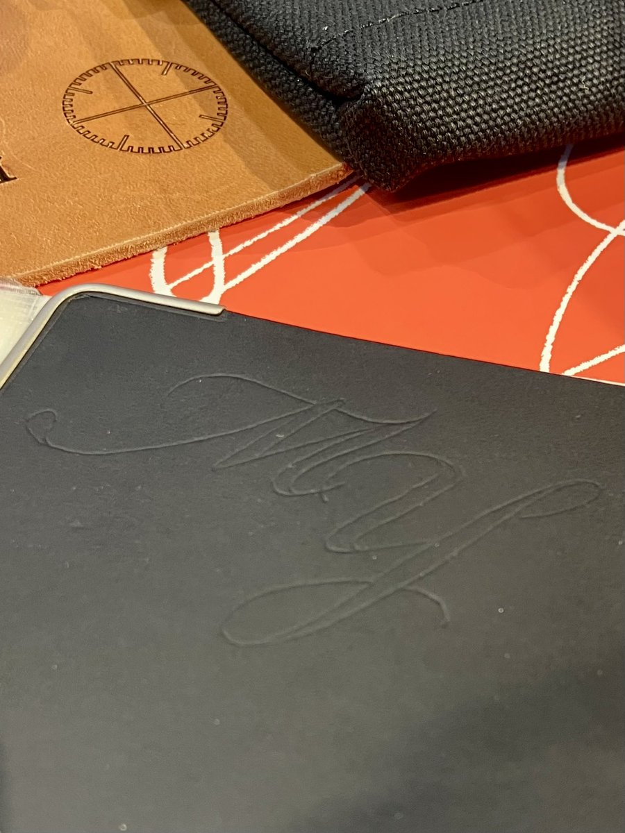 0410mai's tweet image. 初の #PLOTTER  A5サイズ。
リスシオのブラックにシルバーの金具とペイントでカッコいい感じにしていただきました🥰
いろいろ用途で分冊→A5リフィルに貼って最終的に一元化保存をしてるので、このバインダーで1ヶ月分がちょうど良くまとまりそう✨

#いまる民 
#めめたんず
#文革部