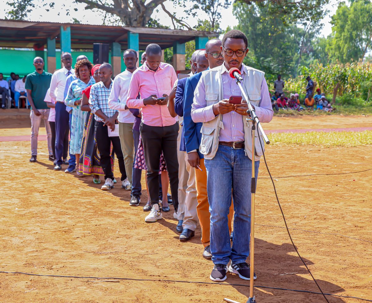 Sous la présidence du Premier Ministre Gervais Ndirakobuca, les membres du Gouvernement du #Burundi animent une émission publique, retransmise en direct depuis #Cibitoke en Province de #Bujumbura élargie. Ils répondent aux questions des journalistes et de la population.