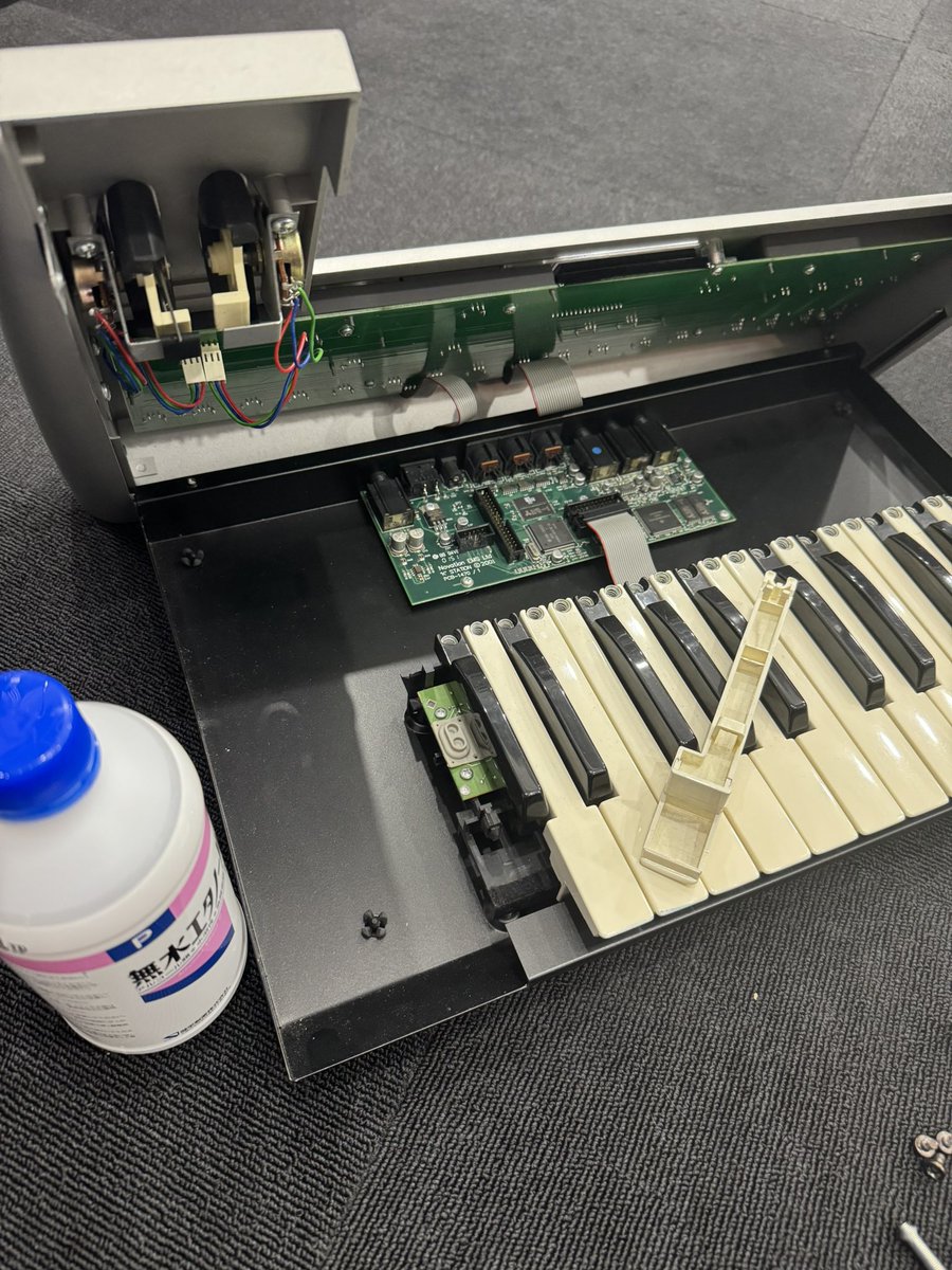 シンセを落として鍵盤を折る。くっつけて戻そうとするも、俺の折れた心はくっつかない。（涙）