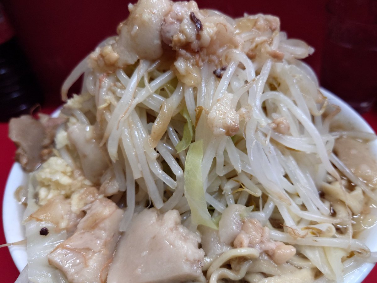 gassy_t's tweet photo. ラーメン二郎三田本店さんに行ってきました
小豚ラーメンにニンニクマシマシ、ヤサイ、アブラマシで頂きました
病院で数値が悪化痩せて下さいとの事
でも、どうしても二郎は食べたいのだよ
食べた後は甘い物が欲しくなるのだよ
明日からヤル
大変美味しく頂きました
素敵な１杯ありがとうございました https://t.co/GzjR1xI4P7