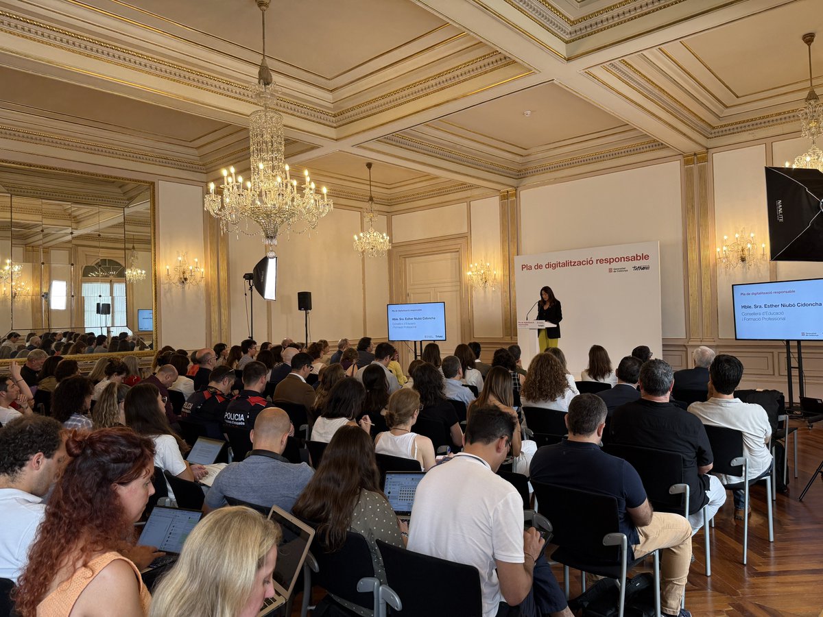 A la presentació del Pla de digitalització responsable. Hem treballat durant mesos a la Comissió per tenir unes recomanacions. A veure què…!!