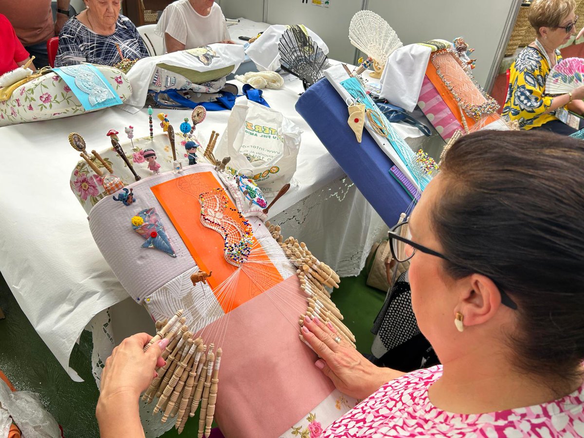 📸AFAMMER estuvo presente en <a href="/FeriaFerduque/">Ferduque</a> en Malagón, apoyando al sector agroganadero. 

Participamos con un stand y una exposición y demostración de encaje de bolillos, tradición cultural de la comarca. #MedioRural #PatrimonioVivo