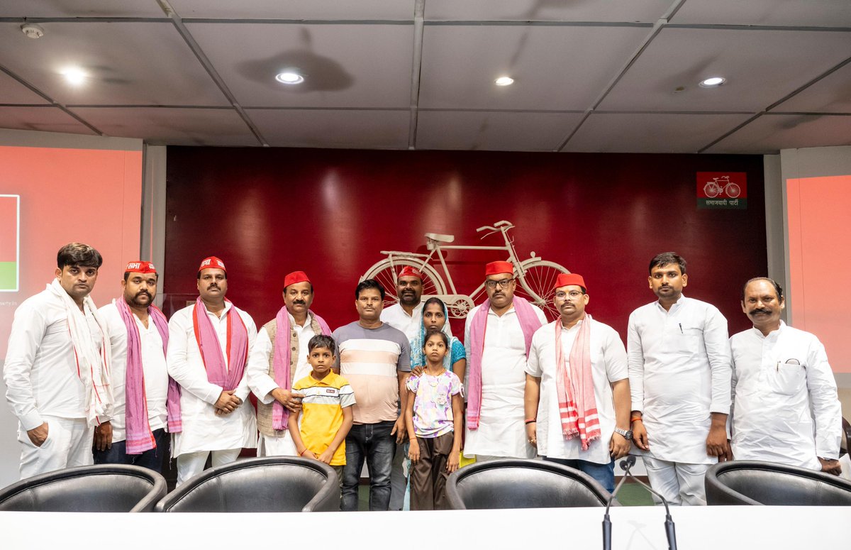 प्रयागराज में सत्ता संरक्षित स्कूल प्रबंधक द्वारा अप्राकृतिक दुष्कर्म किए जाने से मृत हुए चार वर्षीय छात्र शिवाय जायसवाल के परिजनों से प्रदेश अध्यक्ष श्री श्याम लाल पाल जी ने समाजवादी व्यापार सभा के पदाधिकारियों के साथ मुलाकात की एवं मृत बच्चे व उसके परिजनों को न्याय दिलाने की