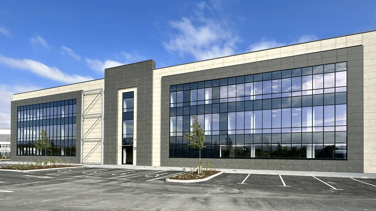 We're back on site with PRL Logistics in Dublin, delivering the next phase at their Net Zero facility 👷‍♂️

Following the 240,000 sq ft build, we are now fitting out Warehouse 2 (+90,000 sq ft) with racking, M&amp;E, sprinklers &amp; more.

👏 Great to continue this valued partnership.