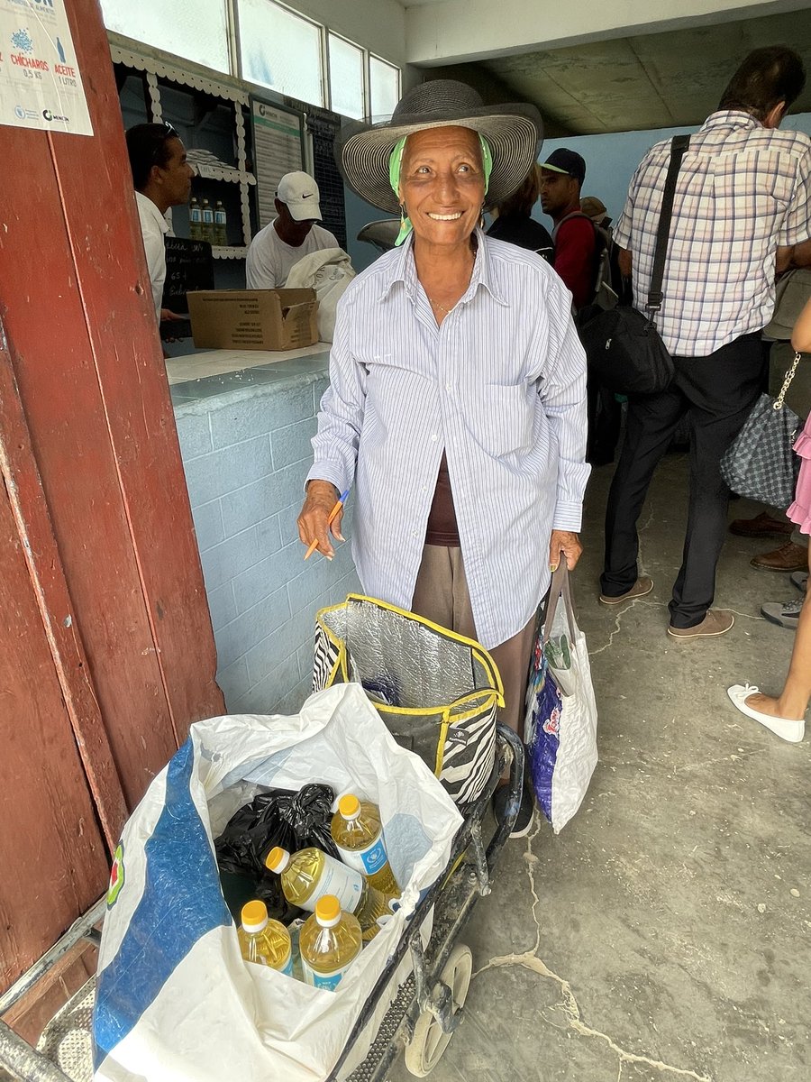 ONU en Cuba (@onu_cuba) on Twitter photo Aquí estamos‼️
“Mensajera” de bodega carga en su carretilla botellas d aceite que llegarán a familias en San Antonio del Sur.
Aceite, granos y arroz, forman parte alimentos distribuidos por <a href="/WFP_Cuba/">WFP Cuba</a> , con apoyo de <a href="/ECHO_LatAm/">EU Humanitarian Aid | Latin America & Caribbean</a> , <a href="/UNCERF/">CERF - The UN's emergency fund</a> y otras fuentes, respuesta #emergencias. Aquí estamos‼️
“Mensajera” de bodega carga en su carretilla botellas d aceite que llegarán a familias en San Antonio del Sur.
Aceite, granos y arroz, forman parte alimentos distribuidos por <a href="/WFP_Cuba/">WFP Cuba</a> , con apoyo de <a href="/ECHO_LatAm/">EU Humanitarian Aid | Latin America & Caribbean</a> , <a href="/UNCERF/">CERF - The UN's emergency fund</a> y otras fuentes, respuesta #emergencias.