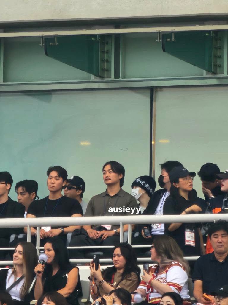 ARKADAŞLAR ARKADAŞLAR YOOONGİ DE IRADA AĞLIYPRUM ORADA CİDDEN AAAAAĞPAĞĞA