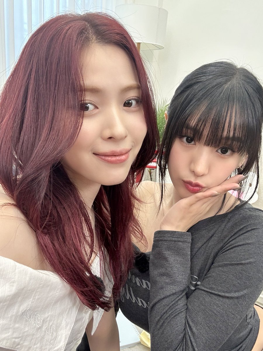 KISSOFLIFE_S2's tweet photo. [📸] 250613 #띠집
나띠의 모든 것을 알고 있는 류진님과 언니 조아 띠냥이🖤

🔗 https://t.co/edouYso67V

#KISSOFLIFE #키스오브라이프 #KIOF
#NATTY #나띠 #띠집 https://t.co/nUeDQKsgpi