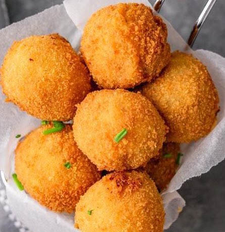 eatsimple_x's tweet image. Resep Simple Crispy Cheese Potato Balls (Air-Fryer) 🥔🧀🍟

Bahan-bahan:

• 3-4 buah kentang, kupas dan potong kecil-kecil
• 100 gram keju mozarella, potong-potong sesuai selera
• 5 sdm tepung maizena
• 1 butir telur
• Garam dan kaldu bubuk secukupnya
• Merica secukupnya
•…