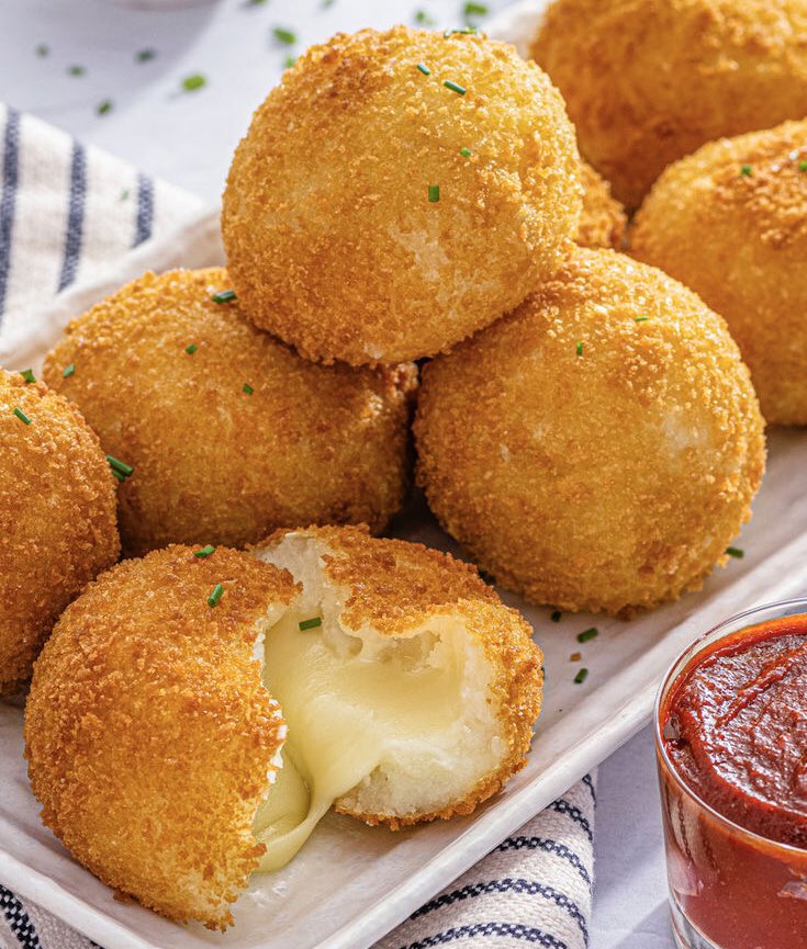 eatsimple_x's tweet image. Resep Simple Crispy Cheese Potato Balls (Air-Fryer) 🥔🧀🍟

Bahan-bahan:

• 3-4 buah kentang, kupas dan potong kecil-kecil
• 100 gram keju mozarella, potong-potong sesuai selera
• 5 sdm tepung maizena
• 1 butir telur
• Garam dan kaldu bubuk secukupnya
• Merica secukupnya
•…
