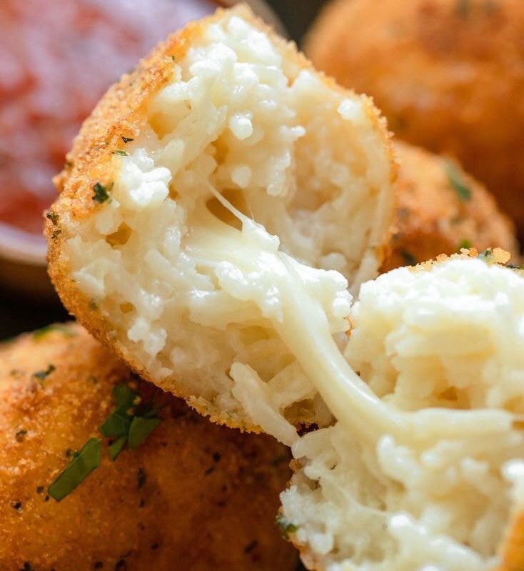 eatsimple_x's tweet image. Resep Simple Crispy Cheese Potato Balls (Air-Fryer) 🥔🧀🍟

Bahan-bahan:

• 3-4 buah kentang, kupas dan potong kecil-kecil
• 100 gram keju mozarella, potong-potong sesuai selera
• 5 sdm tepung maizena
• 1 butir telur
• Garam dan kaldu bubuk secukupnya
• Merica secukupnya
•…