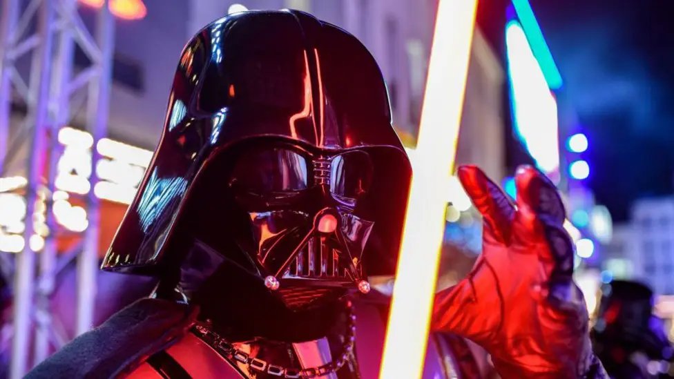 Disney &amp; Universal vs. Midjourney: More than a lawsuit, it's a battle for digital sovereignty. "Bottomless pit of plagiarism" allegations over AI-generated Vader &amp; Elsa highlight the core conflict: innovation vs. IP. The world shifts, but some lines remain clear. ♦️