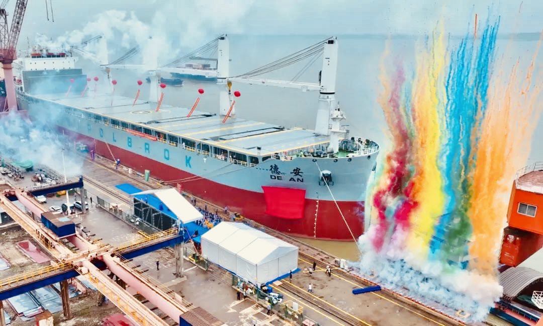 ChipolbrokCom's tweet photo. 🚢 Today we named our newest vessel – De An!
It’s the 7th in our 62,000 DWT series, with 300t lifting capacity and 166×30m deck space.
A perfect gift for Chipolbrok’s 74th anniversary in 2 days! ⚓
#Shipping #HeavyLift #Chipolbrok #DeAn https://t.co/SZE4myWdQe