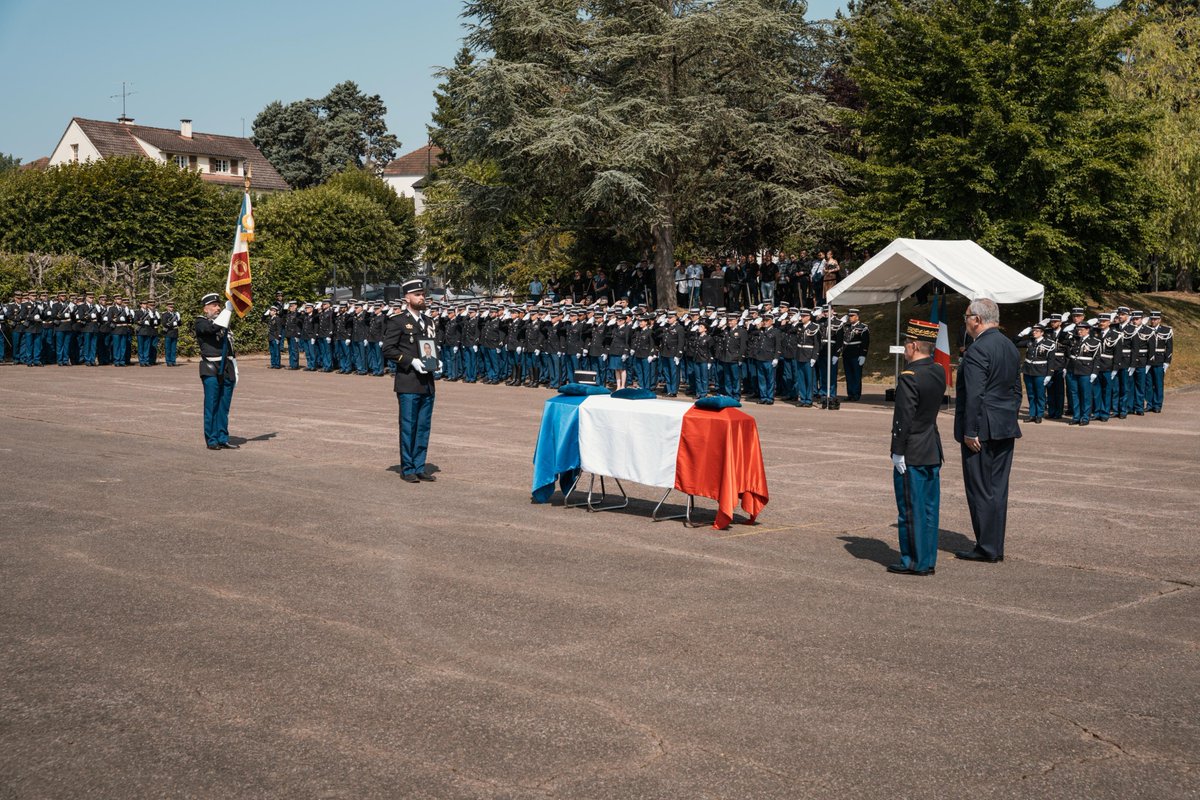 François-Noël BUFFET (@fnb_officiel) on Twitter photo Ce matin, j'ai rendu hommage à l'adjudant-chef Stéphane Plunian, décédé en mission le 6 juin. Son engagement pour les Français doit nous inspirer. Une minute de silence a été observée par tous les agents d'<a href="/Interieur_Gouv/">Ministère de l'Intérieur</a>. A sa famille et ses camarades je redis tout mon soutien. Ce matin, j'ai rendu hommage à l'adjudant-chef Stéphane Plunian, décédé en mission le 6 juin. Son engagement pour les Français doit nous inspirer. Une minute de silence a été observée par tous les agents d'<a href="/Interieur_Gouv/">Ministère de l'Intérieur</a>. A sa famille et ses camarades je redis tout mon soutien.