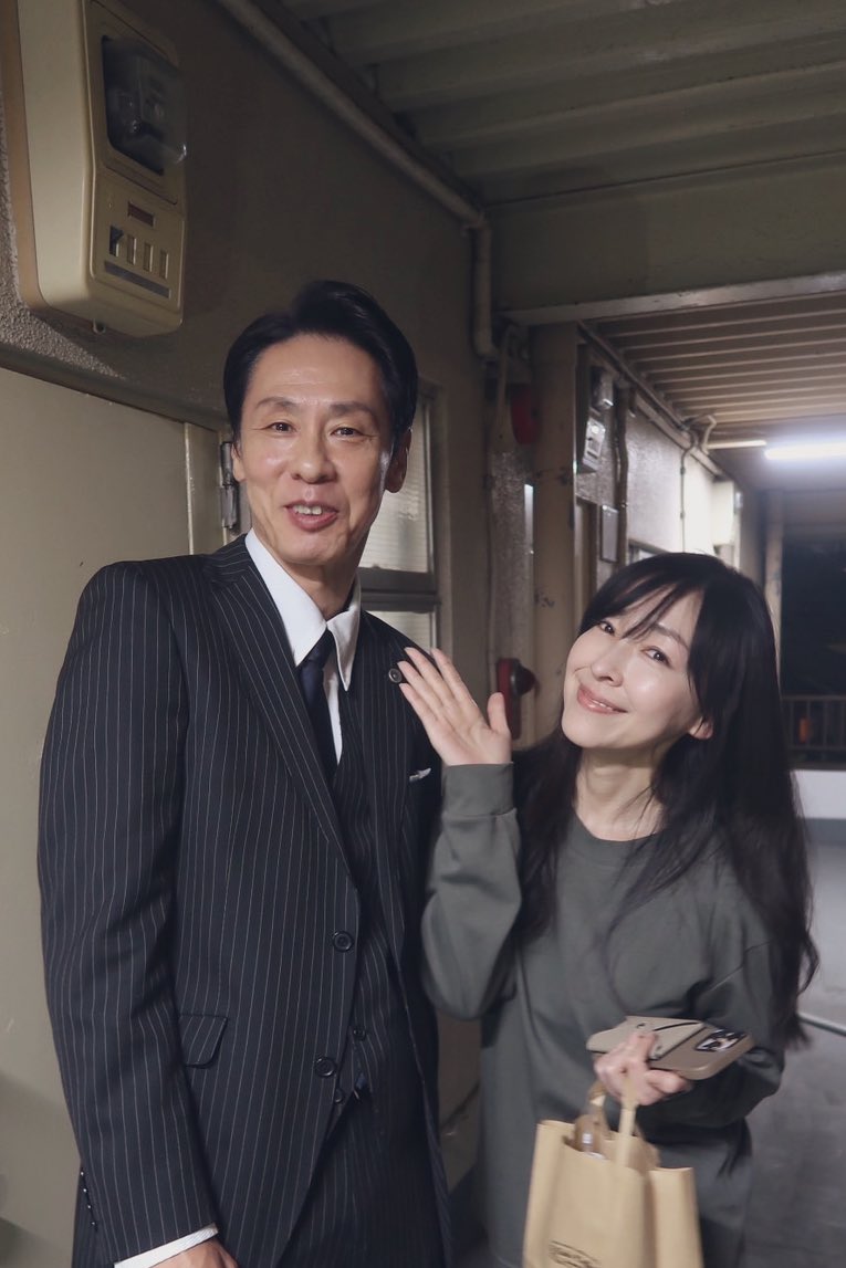 ドラマ
#魔物마물 最終回
今夜11時15分！

#大倉孝二 さん演じる今野さんが現場の女子スタッフさんたちに大人気でした🤩

クランクアップのときも女子たちが囲んで写真撮影してました。
今野さん、カッコよかったです✨

#魔物マムル
#麻生久美子