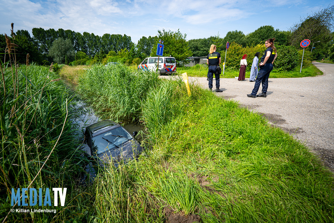 Auto in sloot op Hogeweg Ridderkerk