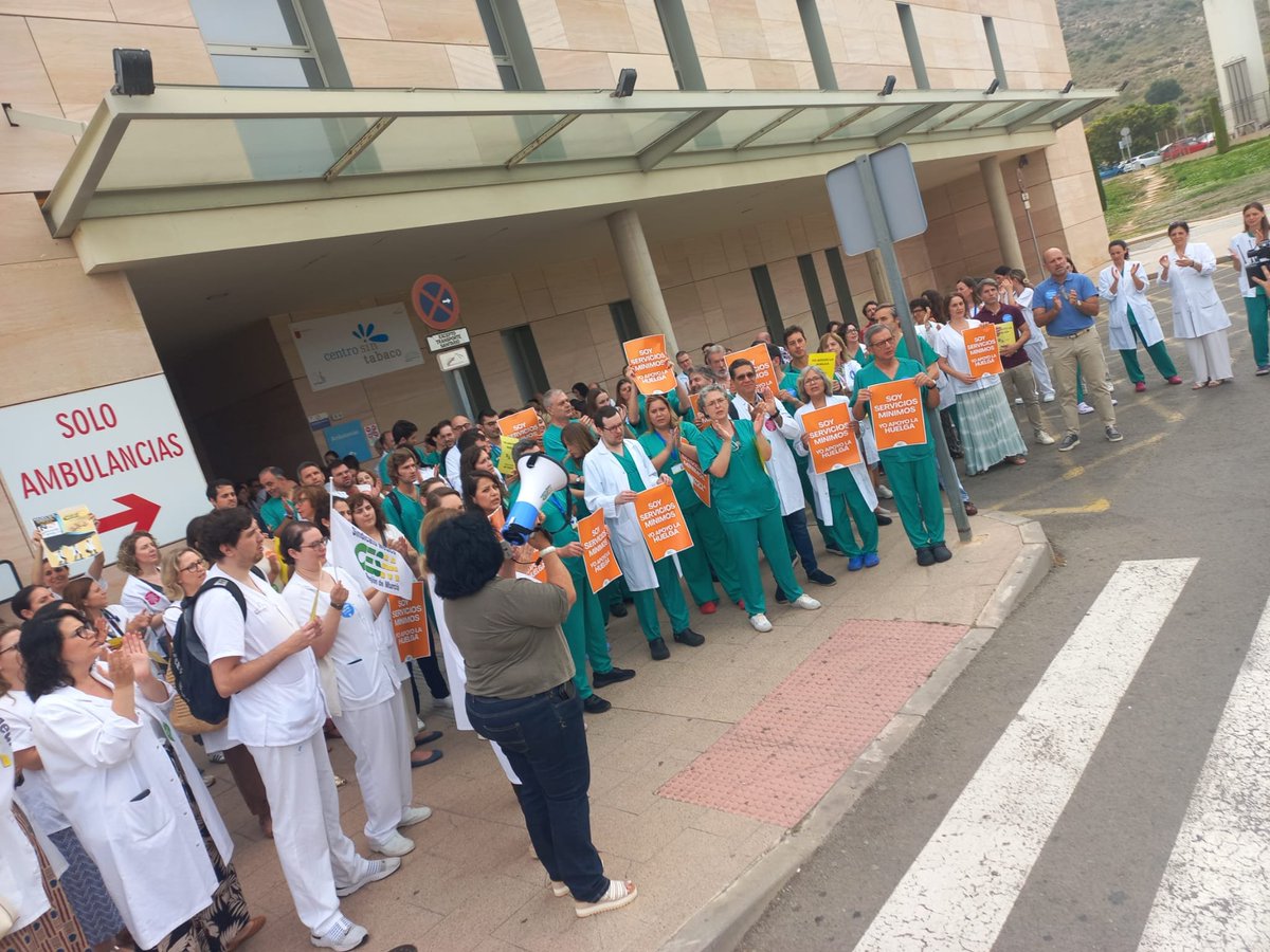 La #profesiónmédica unida y en pie para decir #NoAlBorradorEstatutoMarco❌en la primera jornada de #HuelgaMédica13J convocada por <a href="/cesm_sindicatos/">CESM</a> y <a href="/smandaluz/">Sindicato Médico Andaluz</a> 

Seguiremos ampliando información a lo largo de la mañana⬇️⬇️
medicosdemurcia.com/noticia.asp?id…