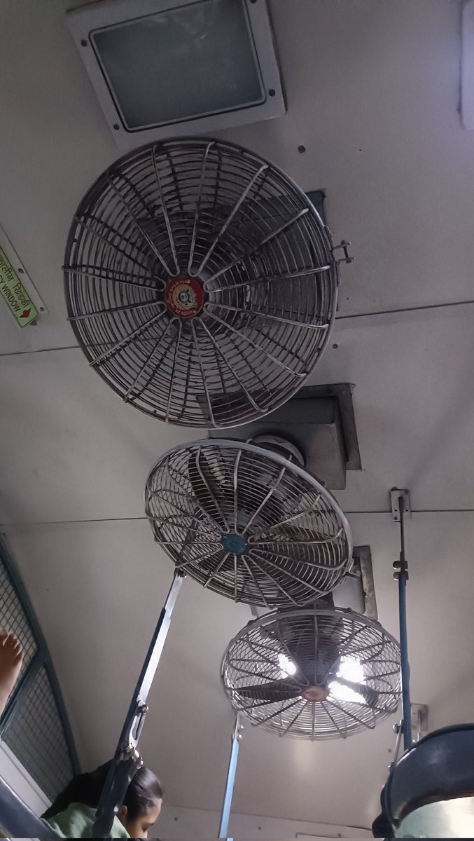 NareshkumarBesr's tweet image. 🚆 @RailMinIndia @IRCTCofficial @RailwaySeva
ट्रेन संख्या 12854 (दिनांक: 13-06-2025),
कोच S6, सीट 63, श्रेणी SLP1-RC में पंखा खराब है।
भोपाल से उसलापुर यात्रा के दौरान यात्री गर्मी से परेशान हैं।
कृपया अविलंब मरम्मत की व्यवस्था करें।
#IndianRailways #RailwayHelp #PassengerSafety