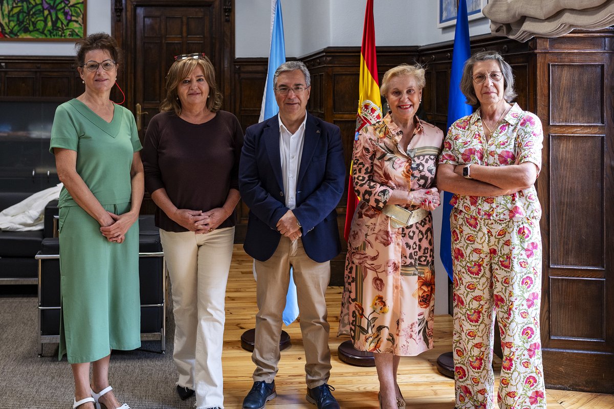 QuintanillaCarm's tweet photo. Reunión con Luis Menor (@Luis_MenorPerez) presidente @DeputacionOU junto a Lola Rico (AFAMMER Ourense) y María (AFAMMER-Ribeiro Carballiño).
Gracias por su compromiso con las mujeres y familias del medio rural.
#AFAMMER #MujerRural #Ourense #DesarrolloRural https://t.co/IXpCK2jYqP