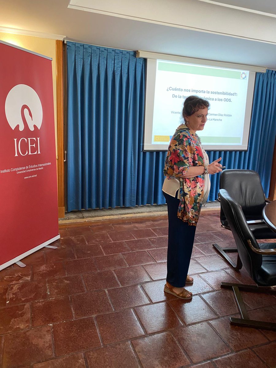 Tras una pausa retomamos con las sesiones paralelas donde se han realizado presentaciones sobre:

🌳Agenda 2030: transiciones y sostenibilidad

🧮Microeconomía

🤖IA en la enseñanza de la economía