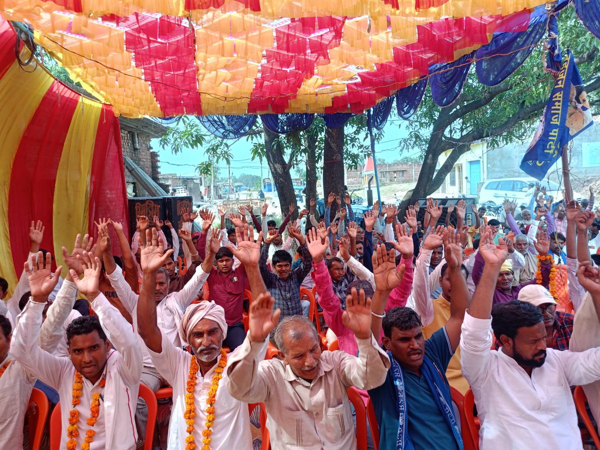 TiwariUmase's tweet image. 13/6/25 को बहुजन समाज पार्टी की राष्ट्रीय अध्यक्ष माननीय बहन जी के निर्देश पर उत्तर प्रदेश के प्रदेश अध्यक्ष माननीय श्री विश्वनाथपाल जी विधानसभा बहराइच के सिटकहना जोत में सेक्टर और पोलिंग बूथ कमेटी के गठन कार्यक्रम में मुख्य अतिथि के रूप में शामिल हुए।
#बहन मायावती जी जिंदाबाद