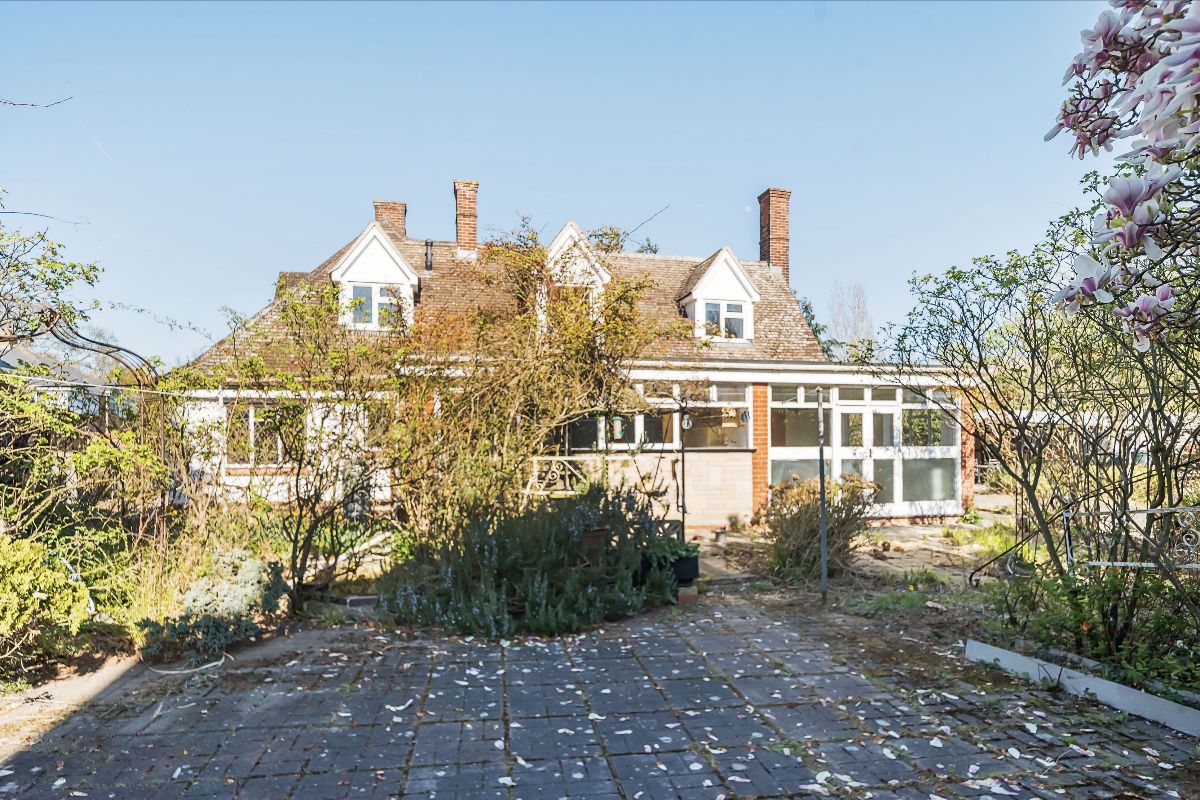 *PRICE DROP* -  Detached House, Braintree - mailchi.mp/whirledgeandno…  5 bedrooms, 0.29 acres, potential development plots STP.  For more details contact Amy 01245 231123 or visit:  bit.ly/3Tl1fL9