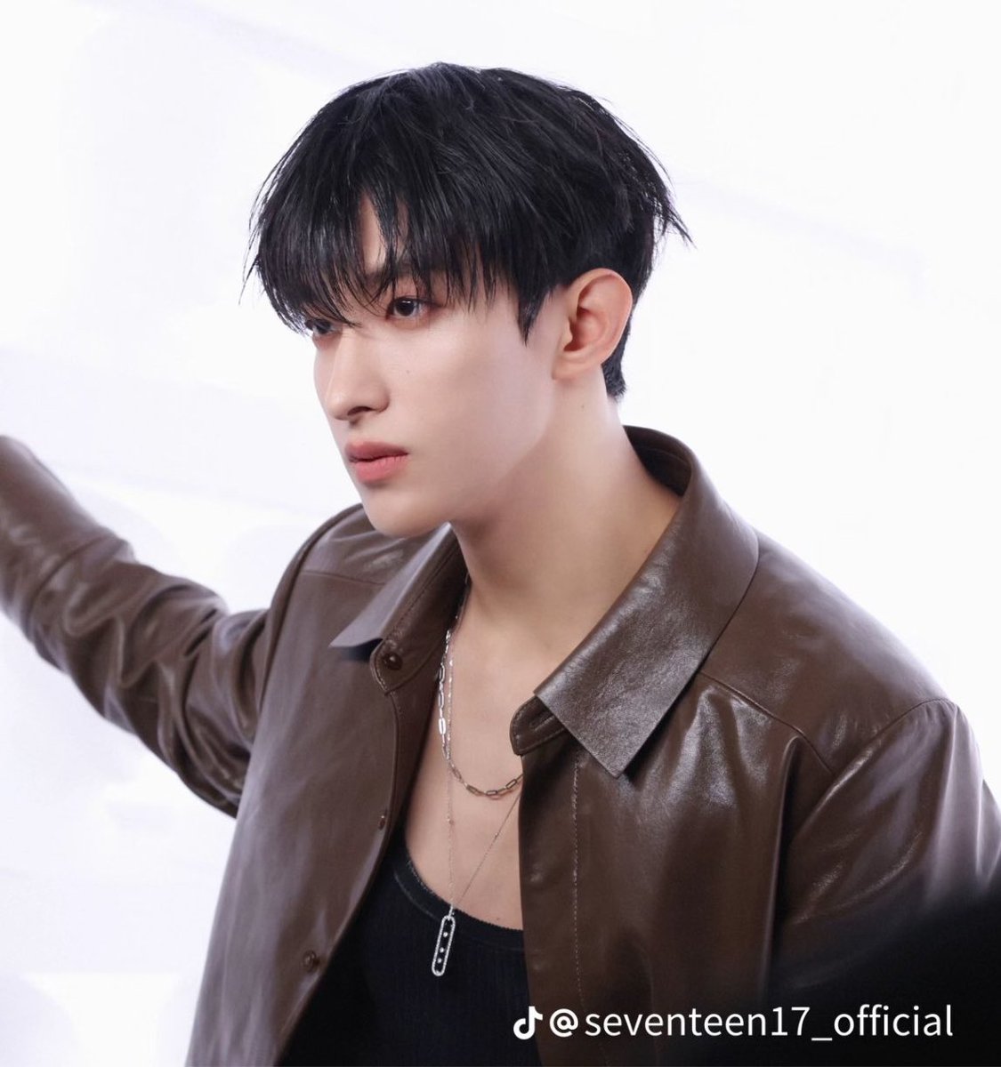 kyeomties's tweet photo. chest peeking and big kissable lips omg https://t.co/cqUKeUQVDB