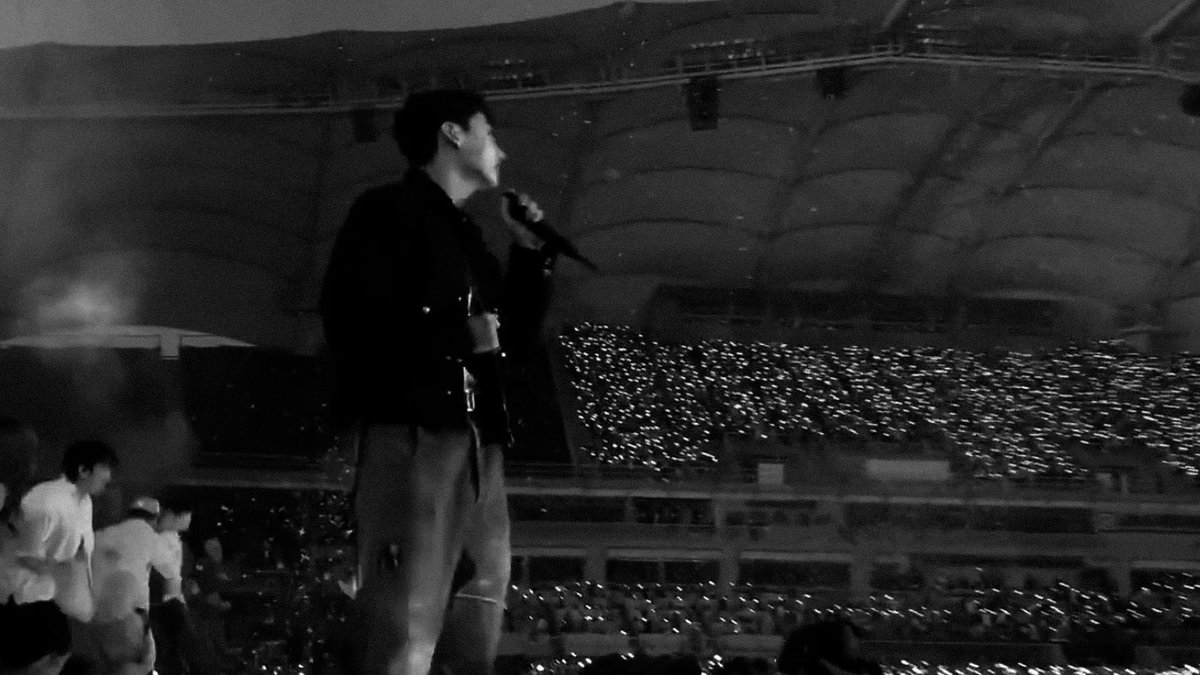 kkuktaes's tweet photo. jungkookie, born singer and born to be on stage https://t.co/ehLZEceBdt