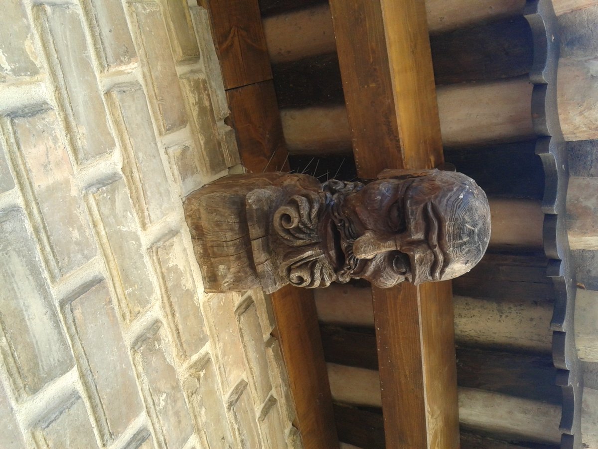 Constructora03's tweet photo. “Mirada de prop d’aquest increïble Cap de Biga restaurat”. Aquesta peça de fusta esculpida, procedent de l'edifici de Cal Morató, ens recorda la bellesa dels detalls originals de l’edifici. Aquesta va ser restaurada i col·locada novament a l'actual biblioteca de Solsona. https://t.co/DpTj9iPh77