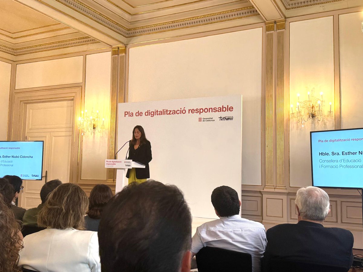 FEUSOC (@ensenyamentusoc) on Twitter photo 📍Avui la FEUSOC ha assistit a la presentació de les mesures del Pla de Digitalització Responsable al Palau de Pedralbes, a càrrec de la consellera d’Educació <a href="/eniubo/">Esther Niubó</a>. 📍Avui la FEUSOC ha assistit a la presentació de les mesures del Pla de Digitalització Responsable al Palau de Pedralbes, a càrrec de la consellera d’Educació <a href="/eniubo/">Esther Niubó</a>.