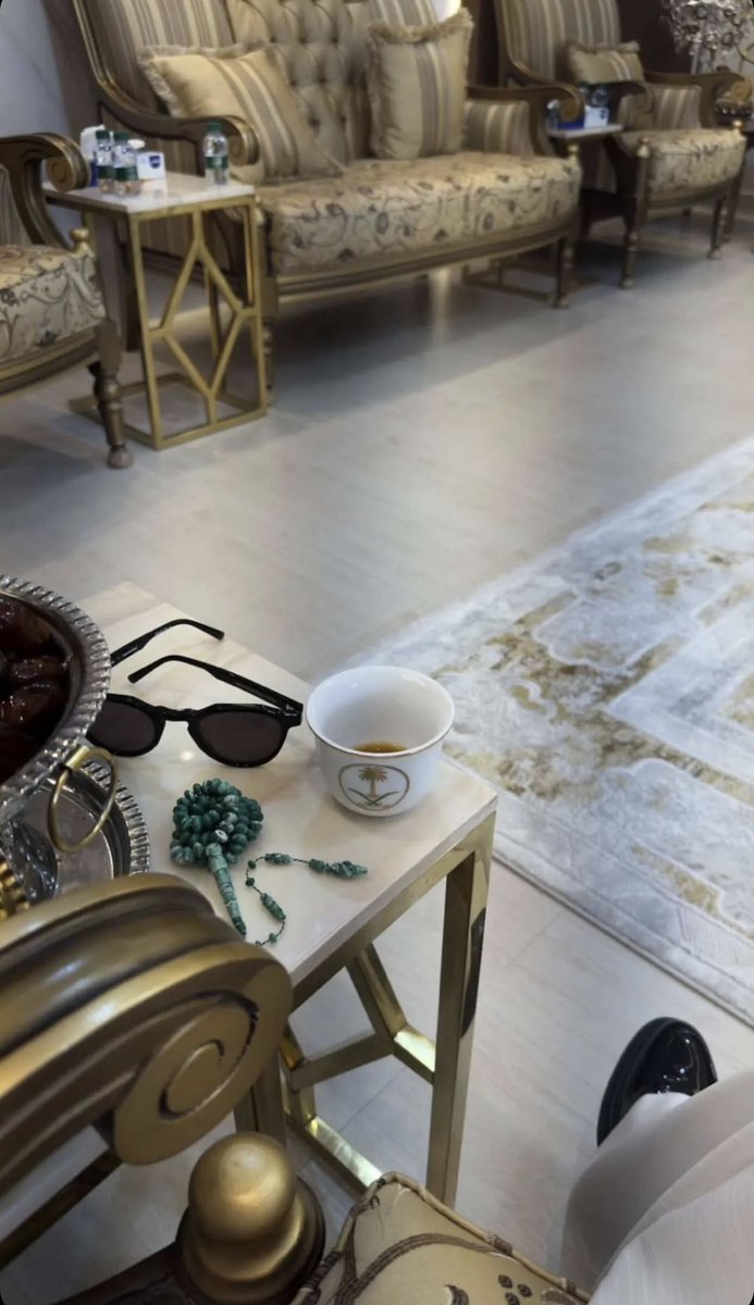 صلّو على الأمي إللي علّم الأمه 
وشلون تكتب على التاريخ أساميها

اللهم صلِّ وسلم على نبينا محمد ﷺ .