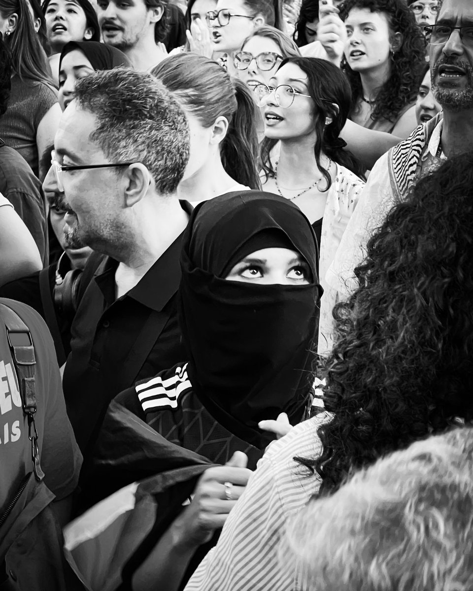 Un soir à République… 
#Republique #FreeGaza #Manifestation #PhotoDeRue #StreetPhotography #StreetPhoto