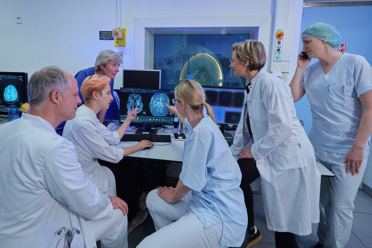 #Schlaganfall bei #Kindern besser erkennen und behandeln -  Ärzt:innen des UKL entwickeln Leitfaden für seltene, aber gravierende Erkrankung. Hintergrund: #UKL führt als eines von wenigen Zentren #Thrombektomien bei Kindern durch. 
uniklinikum-leipzig.de/presse/Seiten/…