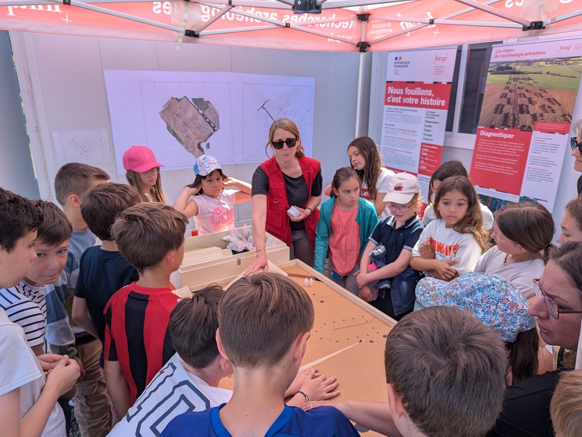 [✨️JEA2025, c'est parti !] 1er jour des #JEArcheo. Les 1ères classes arrivent sur le chantier de fouille de l'<a href="/Inrap/">Inrap</a> à #La Selle-la-Forge, à côté de #Flers, sous un grand soleil !