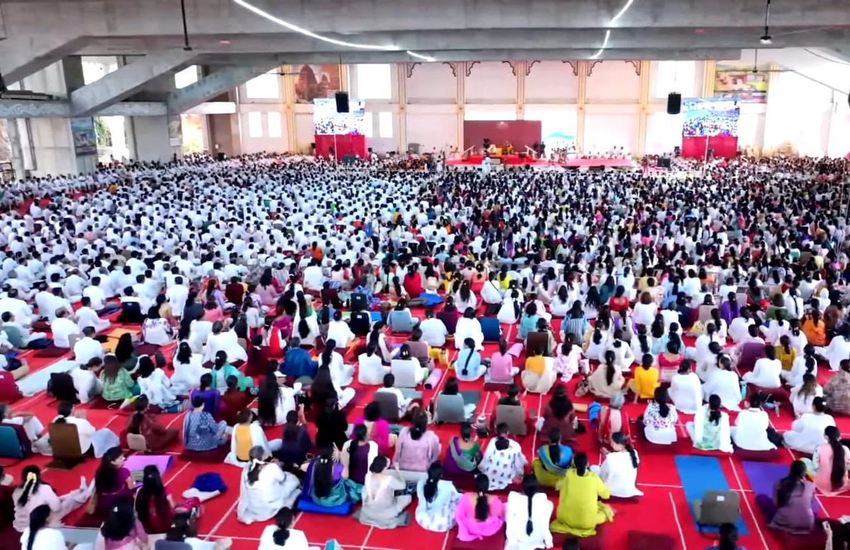bhavyatejj's tweet image. “The methods are modern but the message is ancient! It is the message of Humanity - Vasudaiva Kutumbakam - One World Family, that Gurudev Sri Sri has been promoting tirelessly.”

Sri Sankara Vijayendra Saraswathi Swami ji, the 71st Shankaracharya of Kanchi Kamakoti Peetam today…