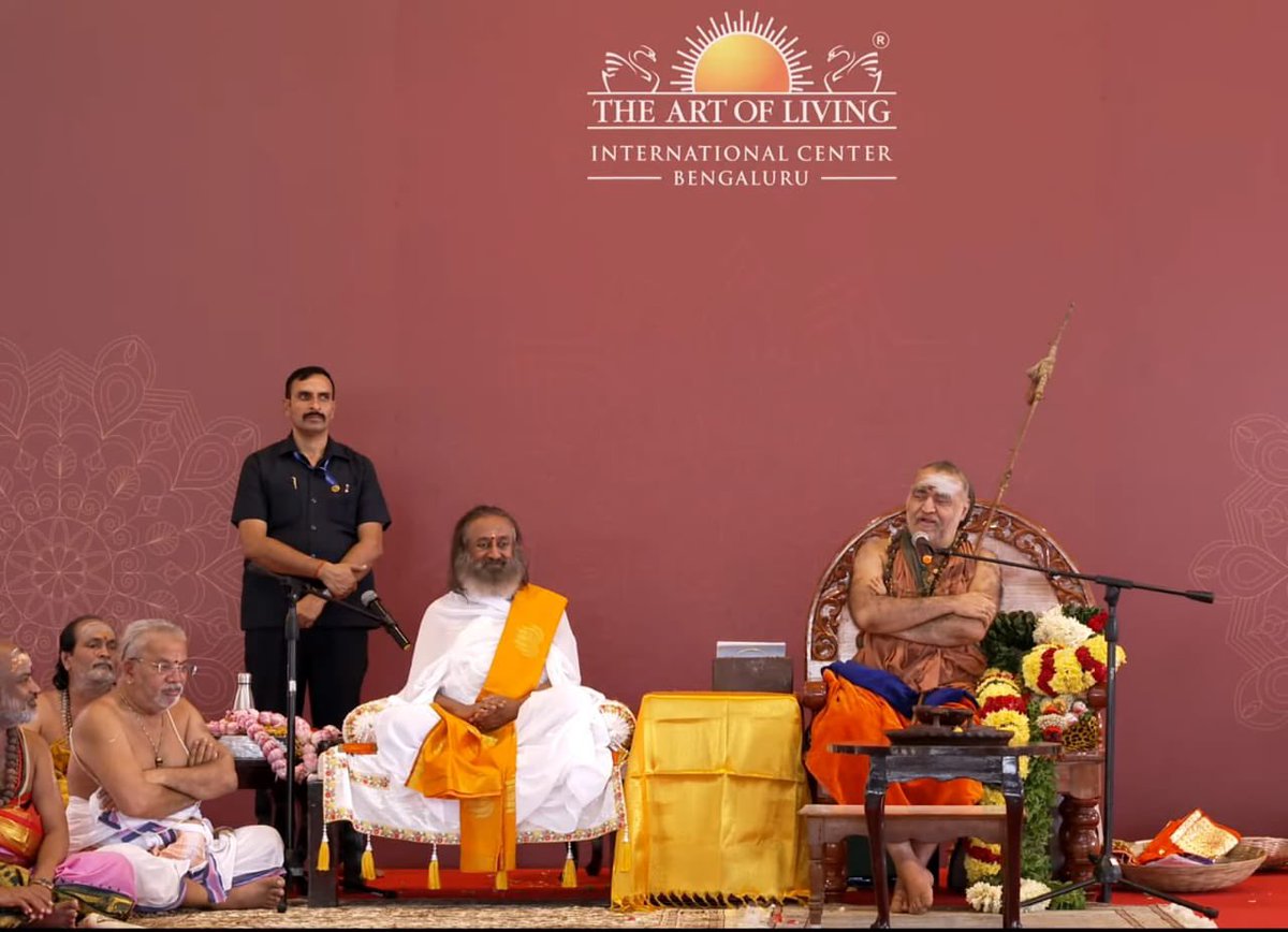 bhavyatejj's tweet image. “The methods are modern but the message is ancient! It is the message of Humanity - Vasudaiva Kutumbakam - One World Family, that Gurudev Sri Sri has been promoting tirelessly.”

Sri Sankara Vijayendra Saraswathi Swami ji, the 71st Shankaracharya of Kanchi Kamakoti Peetam today…