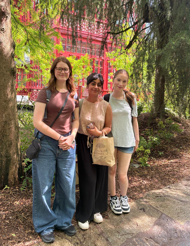 StraUponAvonSch's tweet image. Great #FridayFeeling for Grace, Diya &amp;amp; Lia - they&apos;ve just seen 🐼🐼 🐼@pairidaiza #FrenchExchange25 #SuASEnthuse