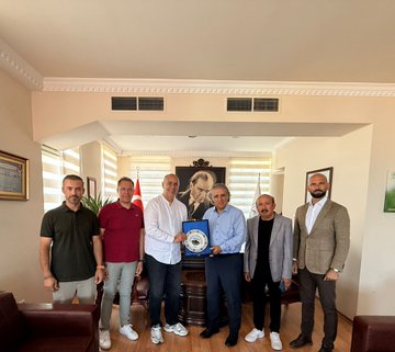 Kuşadasıspor Kulübü Yeni Yönetimi Kaymakamı Ziyaret Etti