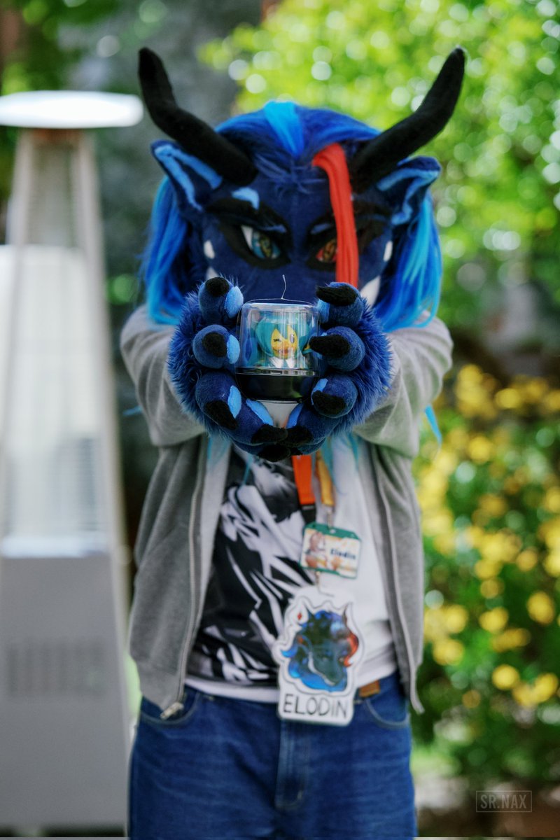Me caes bien toma una patomiku.

Foto del increíble <a href="/Sr_NaxVR/">Nax</a> que también fue quien me regaló la patomiku, muchísimas gracias la adoro❤️🩵
#FursuitFriday