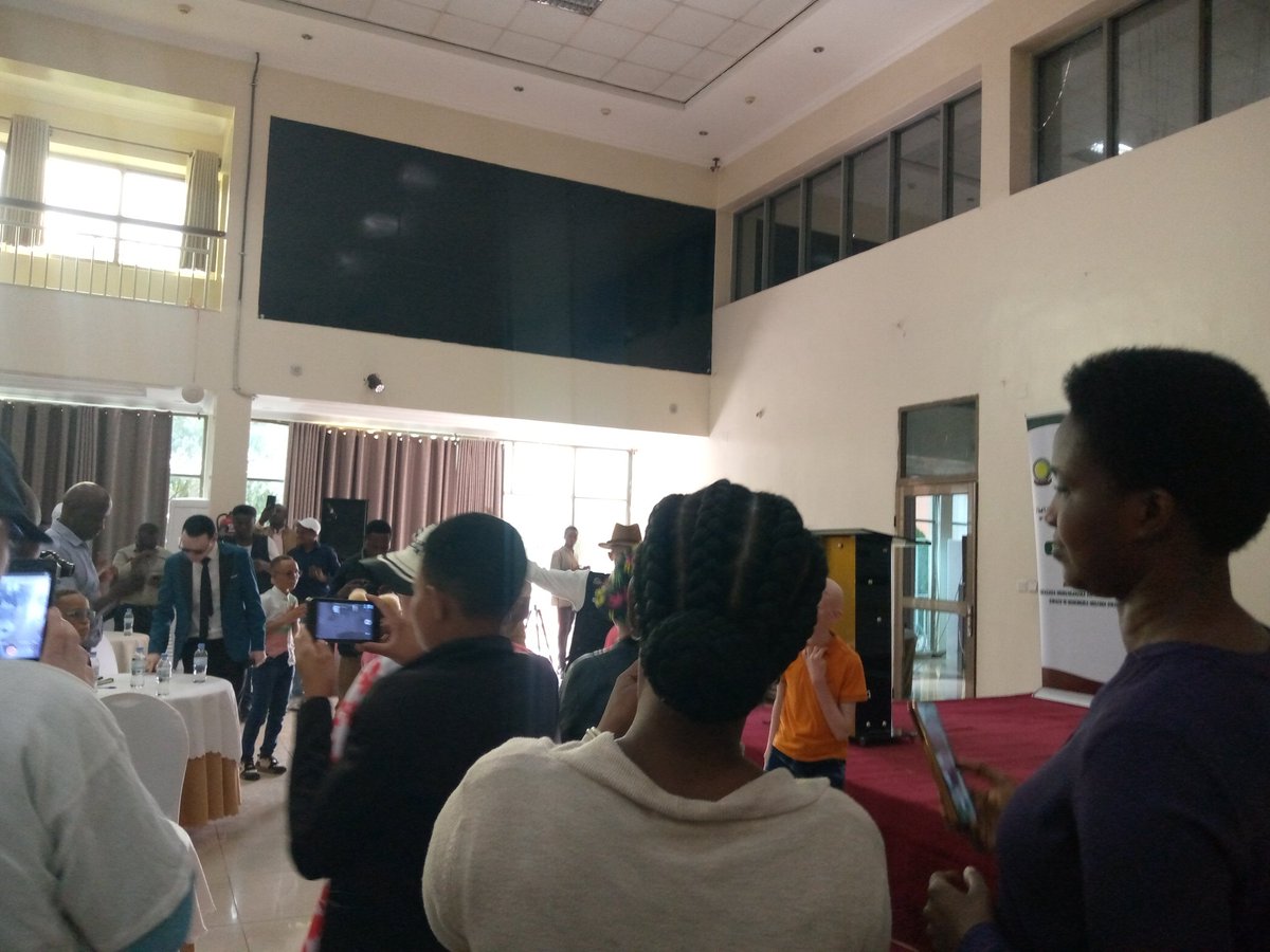 📢 Uyu munsi, ku munsi mpuzamahanga wo kuzirikana abantu bafite alubinizime (#AlbinismAwarenessDay), duhagaze hamwe n’inshuti zacu @OIPPA_Rwanda mu kurengera uburenganzira bw’abantu bafite ubumuga, no kurwanya ivangura iryo ari ryo ryose.